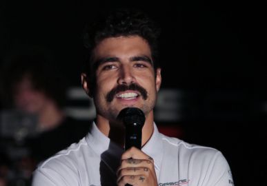 De visual novo, Caio Castro surge com bigode em evento de corrida