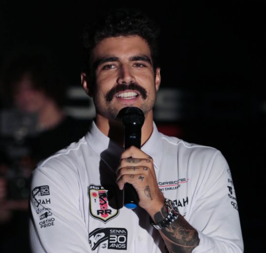 De visual novo, Caio Castro surge com bigode em evento de corrida