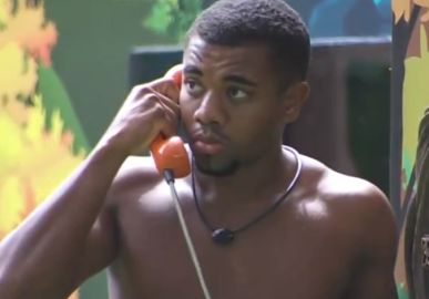Davi atende o primeiro <i>big fone</i> falso e reação repercute na <i>web</i>: <i>Ele é muito inteligente</i>