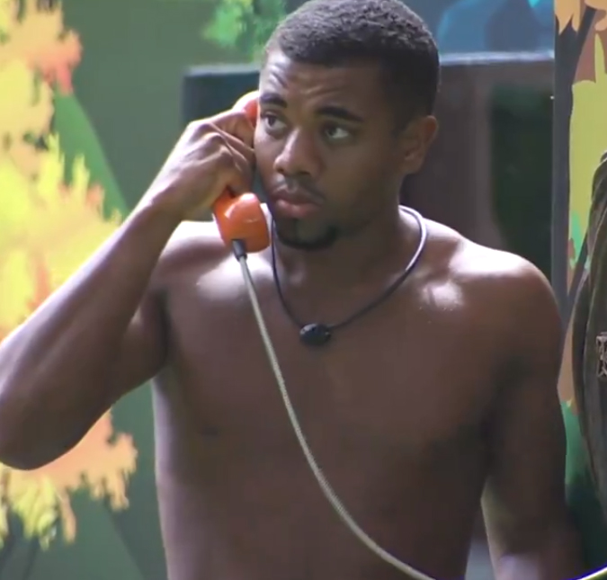 Davi atende o primeiro <i>big fone</i> falso e reação repercute na <i>web</i>: <i>Ele é muito inteligente</i>