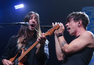 Voz de Di Ferrero fica inaudível e <I>NX Zero</i> enfrenta problemas técnicos no <I>sideshow</i> do <I>I Wanna Be Tour</i>