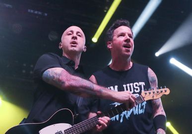 Nostalgia! <I>Simple Plan</i> embala público com <I>hits</i> e dança <I>Mamonas Assassinas</i> no <I>sideshow</i> do <I>I Wanna Be Tour</i>