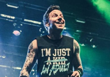 Vocalista do <i>Simple Plan</i> interrompe <i>show</i> para ajudar fã que estava passando mal... Veja o que rolou nas atrações internacionais do <i>I Wanna Be Tour</i>
