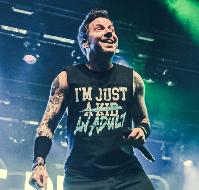 Vocalista do <i>Simple Plan</i> interrompe <i>show</i> para ajudar fã que estava passando mal... Veja o que rolou nas atrações internacionais do <i>I Wanna Be Tour</i>