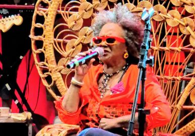 Apaixonada, Sandra de Sá troca beijos com a esposa durante <i>show</i> em Ipanema