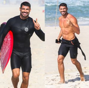 Cauã Reymond exibe corpão ao surfar na praia da Barra da Tijuca