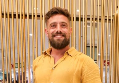 Após polêmica em bar, equipe de Rafael Cardoso se pronuncia: <i>A partir deste momento, ele se recolhe para tratamento de sua saúde</i>