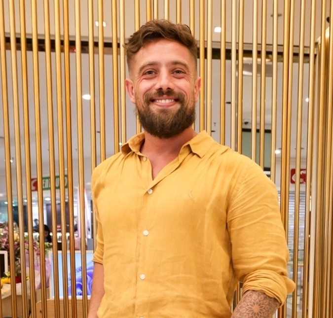 Após polêmica em bar, equipe de Rafael Cardoso se pronuncia: <i>A partir deste momento, ele se recolhe para tratamento de sua saúde</i>