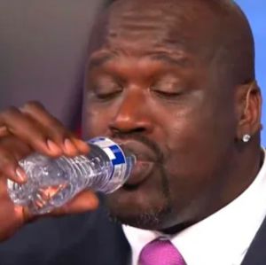 Segurando garrafa de água, ao lado de Simone Biles, comendo asinha de frango... Veja 13 vezes em que Shaquille O'Neal pareceu um gigante ao lado de objetos e pessoas