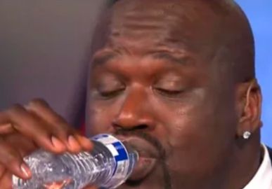 Segurando garrafa de água, ao lado de Simone Biles, comendo asinha de frango... Veja 13 vezes em que Shaquille O'Neal pareceu um gigante ao lado de objetos e pessoas