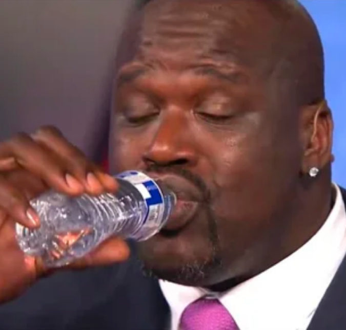 Segurando garrafa de água, ao lado de Simone Biles, comendo asinha de frango... Veja 13 vezes em que Shaquille O'Neal pareceu um gigante ao lado de objetos e pessoas