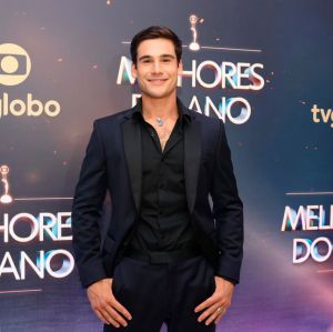 Nicolas Prattes deixa <i>TV Globo</i> após fim de <i>Fuzuê</i>. Veja quem mais rompeu contrato com a emissora