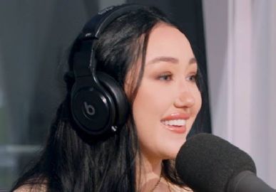 Irmã de Miley Cyrus, Noah Cyrus, aparece vestida de noiva em desfile após ser barrada de casamento da mãe com o ex