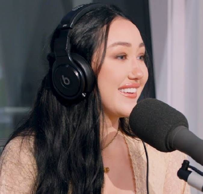 Irmã de Miley Cyrus, Noah Cyrus, aparece vestida de noiva em desfile após ser barrada de casamento da mãe com o ex Tish Cyrus se casou com Dominic Purcell, ex namorado da filha