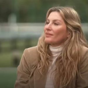 Gisele Bündchen se emociona e para entrevista ao falar sobre o fim de seu casamento com Tom Brady