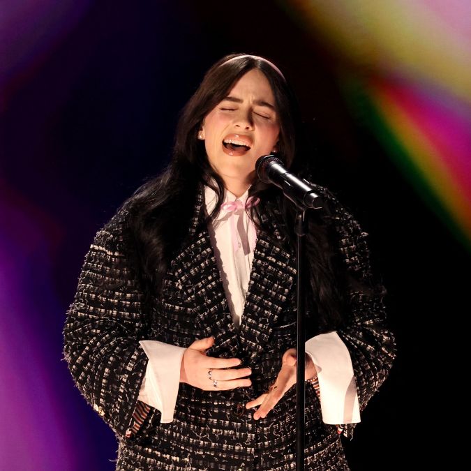 Billie Eilish é aplaudida em pé por famosos após apresentação no <i>Oscar 2024</i>