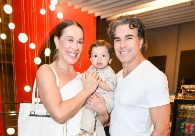 Claudia Raia e Jarbas Homem de Mello levam Luca para estreia de peça