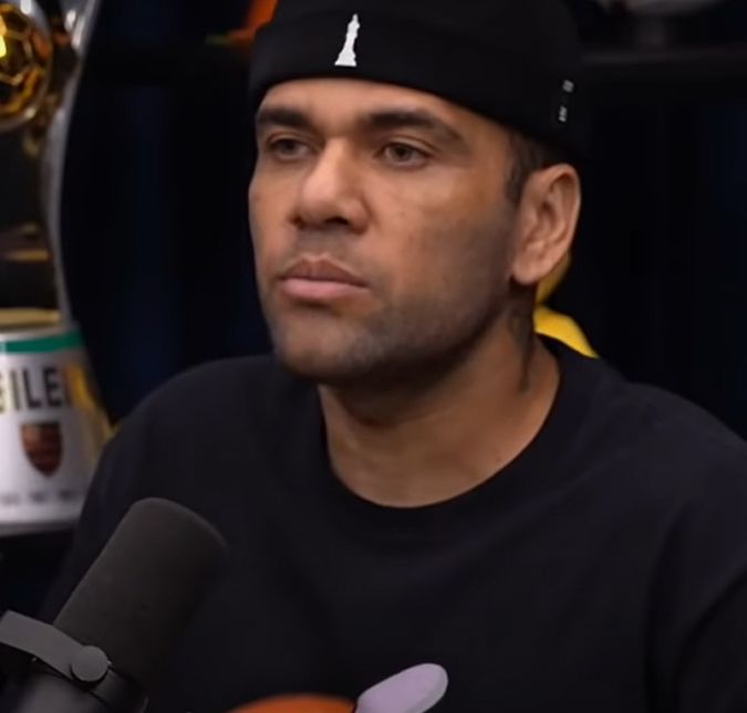 Irmão de Daniel Alves se pronuncia após boatos de que o ex-jogador morreu na prisão: - Vocês não têm família, não? Ney Alves falou sobre o assunto nas redes sociais e lamentou a atitude de quem espalhou a fake news
