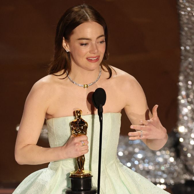 Emma Stone leva <i>Melhor Atriz</i> no <i>Oscar 2024</i> por <i>Pobres Criaturas</i> e passa perrengue com vestido