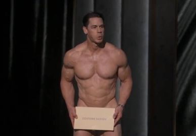 John Cena surpreende ao anunciar - totalmente nu - a categoria de Melhor Figurino no <i>Oscar 2024</i>