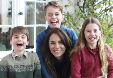 Kate Middleton aparece sem anel de casamento em nova foto e gera rumores de crise com Príncipe William