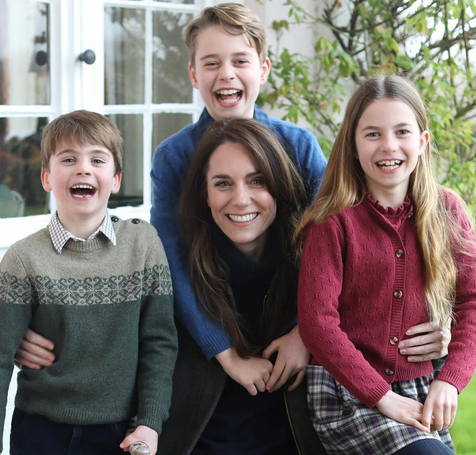 Kate Middleton reaparece em foto com os filhos e faz agradecimento após cirurgia abdominal