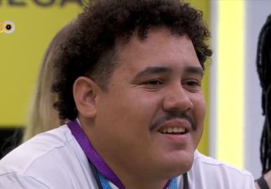 Lucas Buda participa de almoço do anjo e pergunta sobre esposa, que não mandou vídeo: <I>- Cadê a Camila, gente?</I>