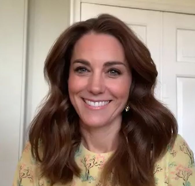 Após se pronunciar sobre foto, Kate Middleton é vista saindo do Castelo de Windsor com Príncipe William A Princesa de Gales foi fotografada dentro de um carro ao lado do marido