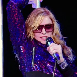 Madonna chama atenção de fã sentado durante <i>show</i> e fica sem jeito ao descobrir que ele é cadeirante