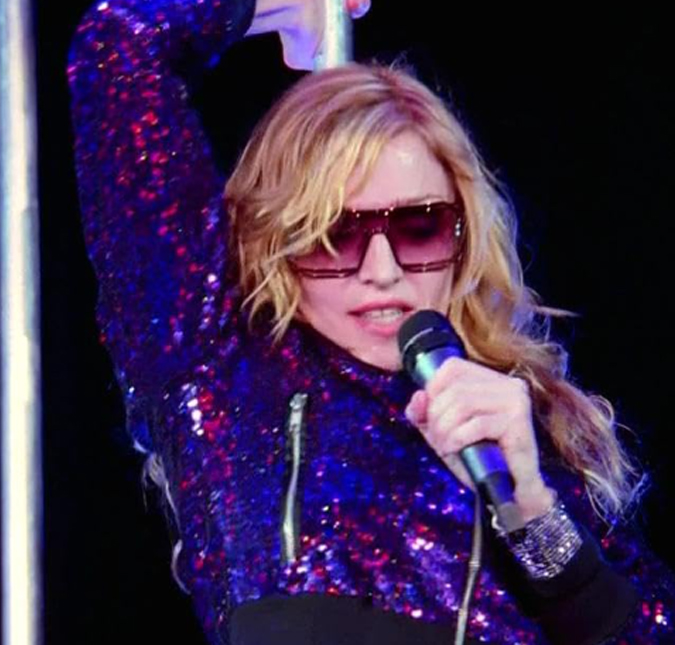Madonna chama atenção de fã sentado durante <i>show</i> e fica sem jeito ao descobrir que ele é cadeirante