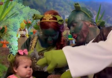 Viih Tube e Eliezer se pintam de verde para comemorar mesversário de Lua com tema de <i>Shrek</i>