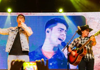 Filho de Chitãozinho, Enrico se apresenta ao lado do pai em <i>show</i> de lançamento musical e declara: <i>- Muito feliz</i>