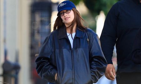 Após rumores de separação, Hailey Bieber esconde mão de aliança no bolso ao ser clicada