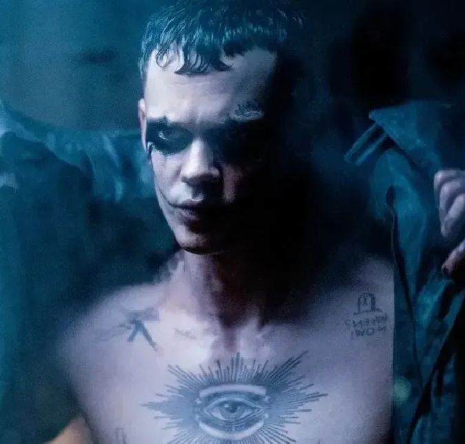 Bill Skarsgård chama atenção ao estrelar trailer sangrento do remake de O Corvo O longa metragem estreia nos cinemas brasileiros no dia 7 de junho de 2024