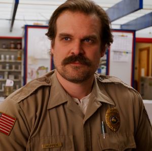 Primeira imagem de David Harbour como Hopper no <I>set</i> de <I>Stranger Things 5</i> é divulgada; veja