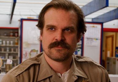 Primeira imagem de David Harbour como Hopper no <I>set</i> de <I>Stranger Things 5</i> é divulgada; veja