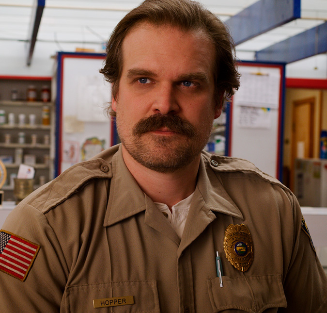 Primeira imagem de David Harbour como Hopper no <I>set</i> de <I>Stranger Things 5</i> é divulgada; veja