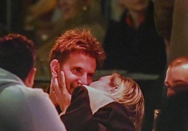 Gigi Hadid e Bradley Cooper são flagrados aos beijos durante jantar romântico em Nova Iorque
