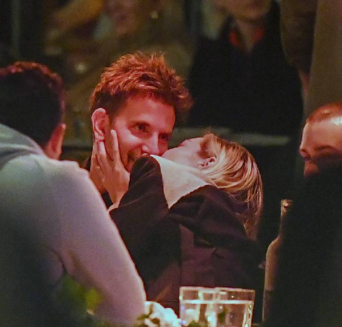 Gigi Hadid e Bradley Cooper são flagrados aos beijos durante jantar romântico em Nova Iorque
