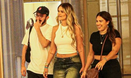 Após eliminação do <i>BBB24</i>, Yasmin Brunet é fotografada curtindo tarde no <i>shopping</i> com amigos
