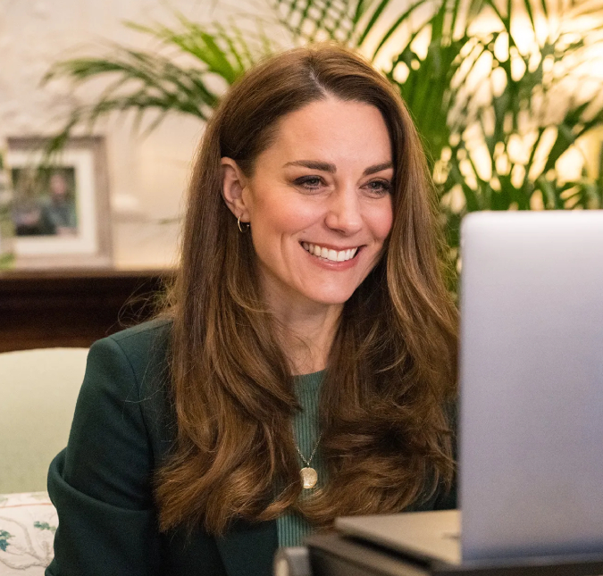 Filhos de Kate Middleton estão ajudando a mãe a lidar com doença, diz jornal