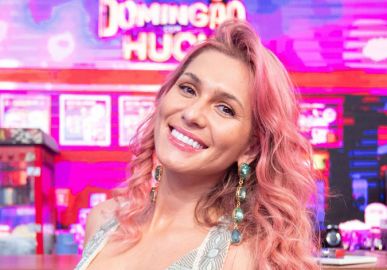 Lívia Andrade alfineta Silvio Santos após se atrasar para o <i>Domingão com Huck</i>