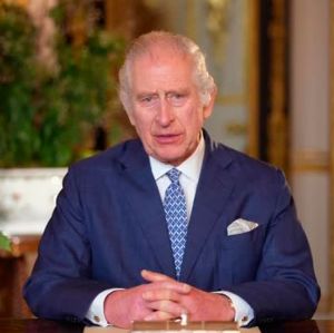 Após ser substituído por Camilla em evento tradicional de páscoa, Rei Charles III volta aos compromissos reais no Palácio de Buckingham