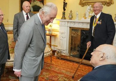 Após boatos de morte, Rei Charles III se encontra com veteranos da guerra no Palácio de Buckingham