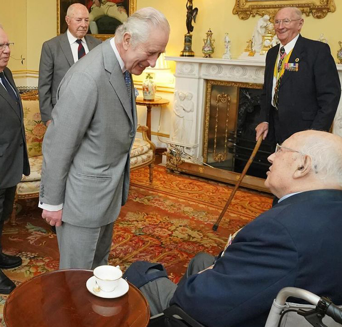 Após boatos de morte, Rei Charles III se encontra com veteranos da guerra no Palácio de Buckingham