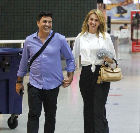Sorridentes, Ana Hickmann e Edu Guedes são flagrados em aeroporto no Rio de Janeiro