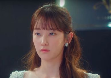 Atriz de <i>Wedding Impossible</i>, Jeon Jong-seo viraliza na <i>web</i> ao fazer lançamento em jogo de beisebol