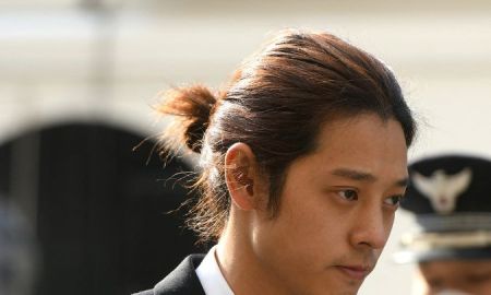 Cantor de <i>k-pop</i> deixa prisão após cumprir pena de cinco anos por estupro coletivo