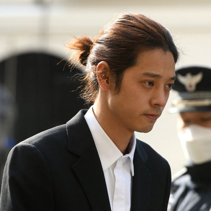 Cantor de <i>k-pop</i> deixa prisão após cumprir pena de cinco anos por estupro coletivo