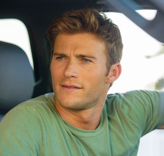 Ele rouba suspiros! Veja algumas fotos sensuais de Scott Eastwood